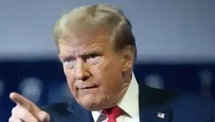 特朗普又整活了，这次直接把窗户纸捅破了。他说，台湾那个地方需要我们罩着，但他们没