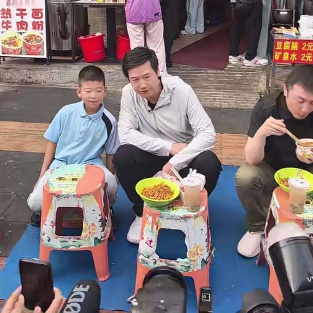 全程尴尬到抠脚！雷军和小学生闲聊接连踩中孩子所有敏感点，年级、成绩、身高挨个