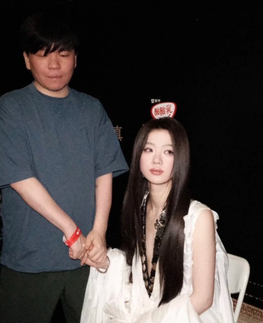 单依纯你也太敢说了吧！她在采访中直接说常石磊“很爱她”，觉得她很