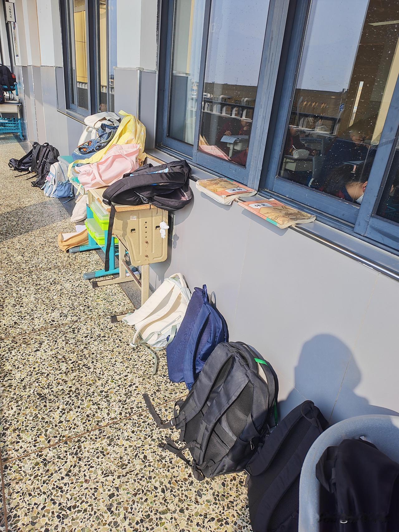 今天监考期末考试，老师除了是监考官，更是服务员！首先，要帮每个考生贴打印有姓名、