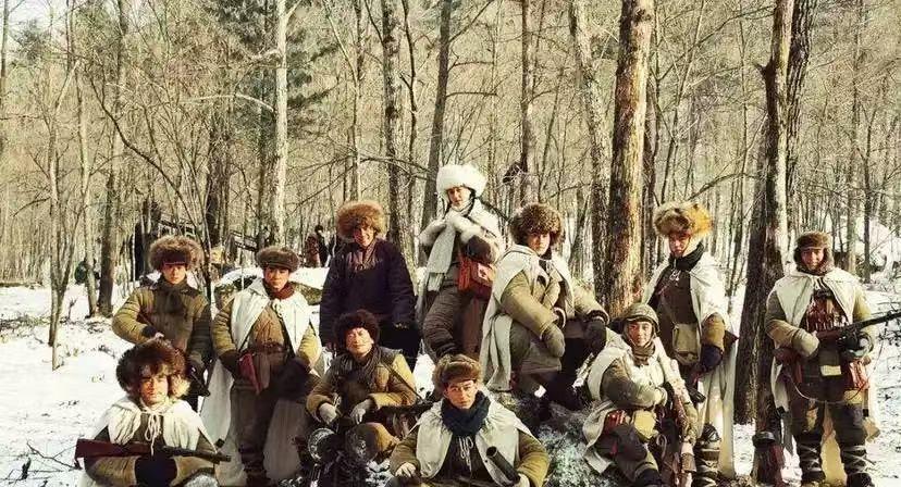 抗联十二烈士血洒小孤山1938年3月的东北，天寒地冻，雪没膝盖。日伪军在宝清县