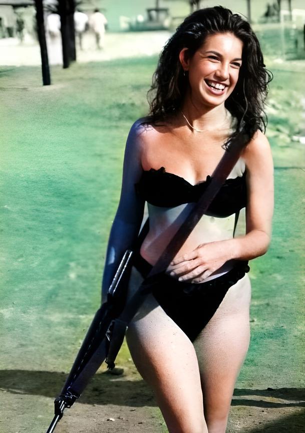 以色列比基尼女兵申请出战。一九八九年，这名以色列女兵身穿比基尼，手持冲锋枪，妖娆
