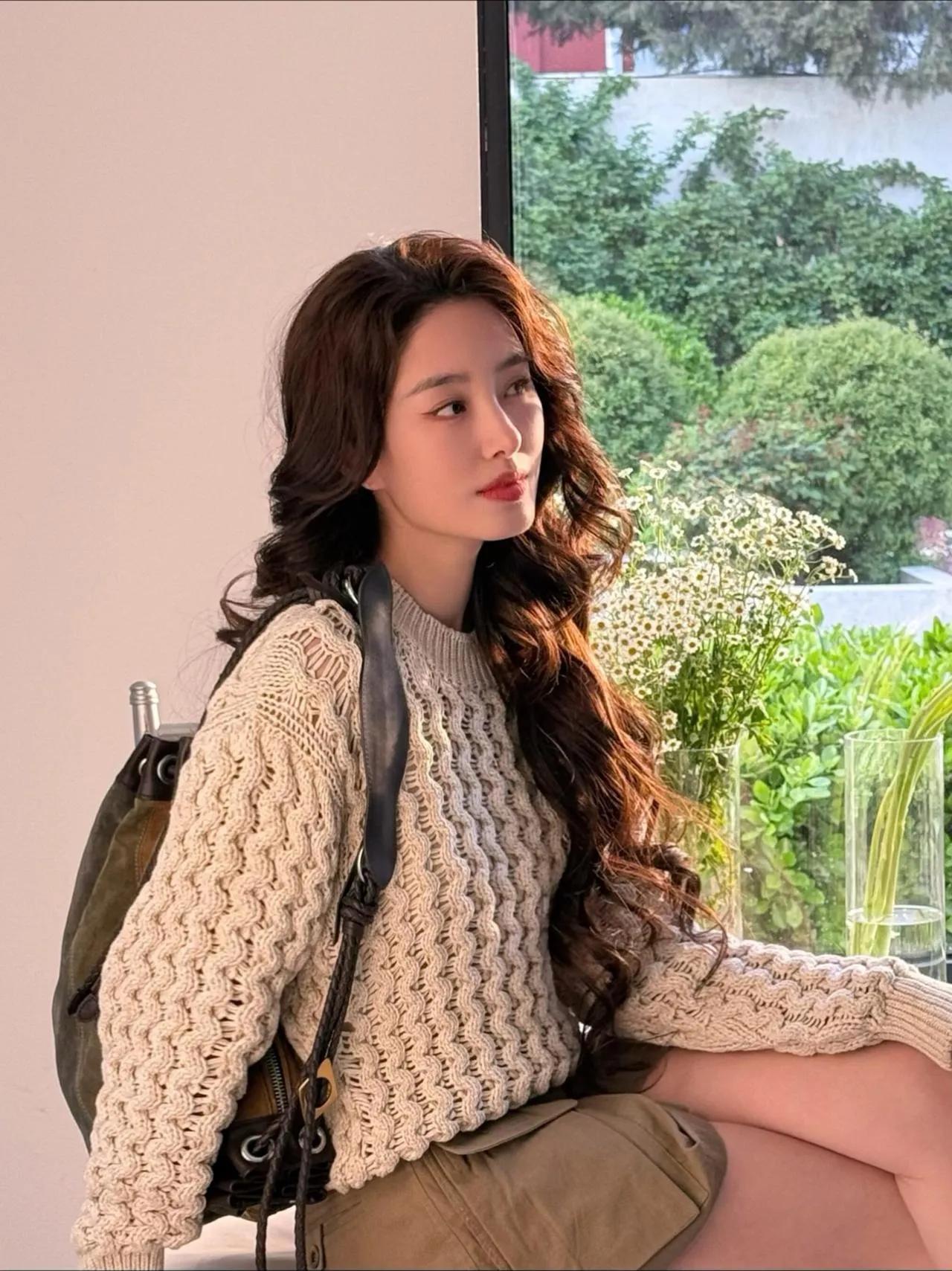 杨采钰这组私服真的太会了！毛衣配短裙，温柔又不失小性感。长卷发配温柔大地色，