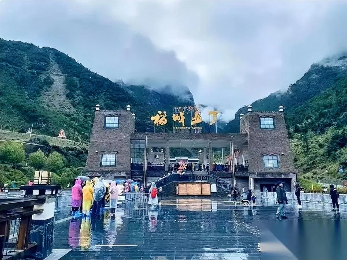 谁懂啊家人们！这亏吃的太憋屈。就差一天，稻城亚丁那波游客直接平白多花几百