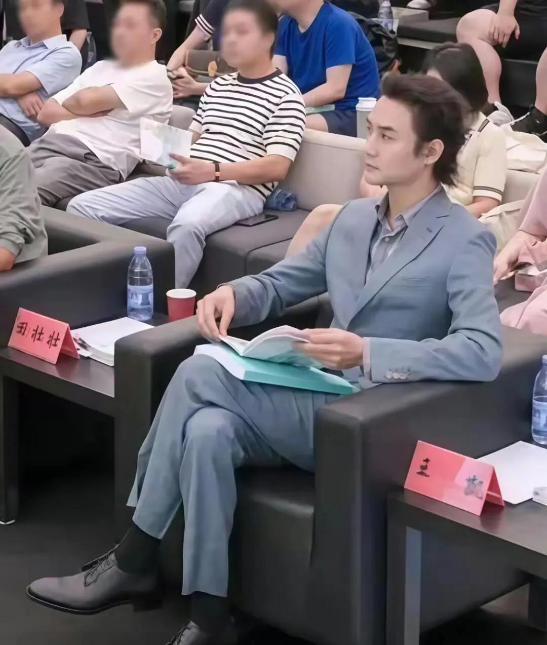 王凯“失踪人口回归”！身份气质双升级太惊艳久未露面的王凯终于营业！近日现身短片