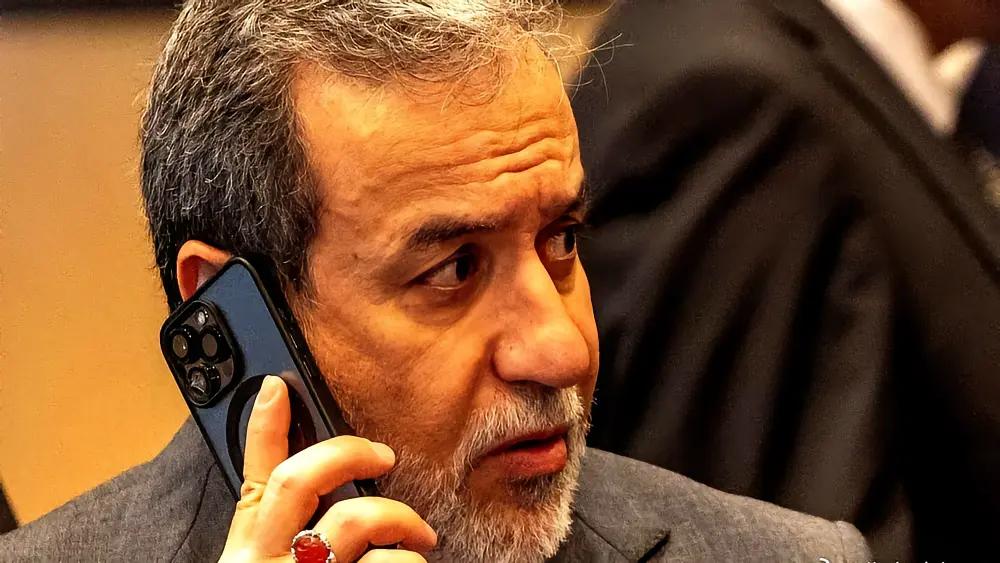 这是亲美的伊朗外交部长阿拉格齐在去年6月使用最新款最顶配的iphone打电话的照