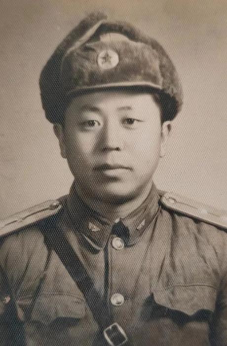 八十年代有个大专生被分配到乡政府工作，由于他高大帅气，年轻有为，当时的乡党委书记