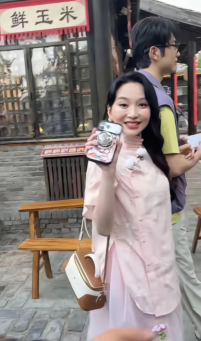 明星不要乱do脸，难以想象这是45岁的金莎，丝毫没有年轻时的半点影子，兰菲林的时