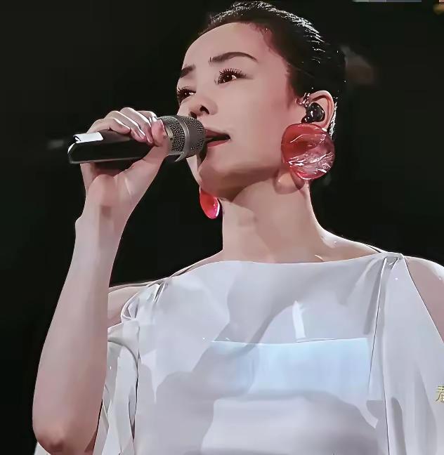 再清冷、再仙气的人，也挡不住岁月悠悠。但换个角度看：她的高冷不是装的，她的老