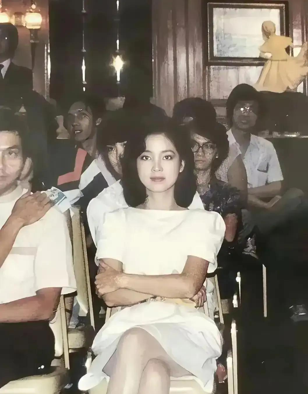 24岁。在多伦多教堂门口领救济餐。父亲是华语电影最大牌的名字。这口饭，咽下