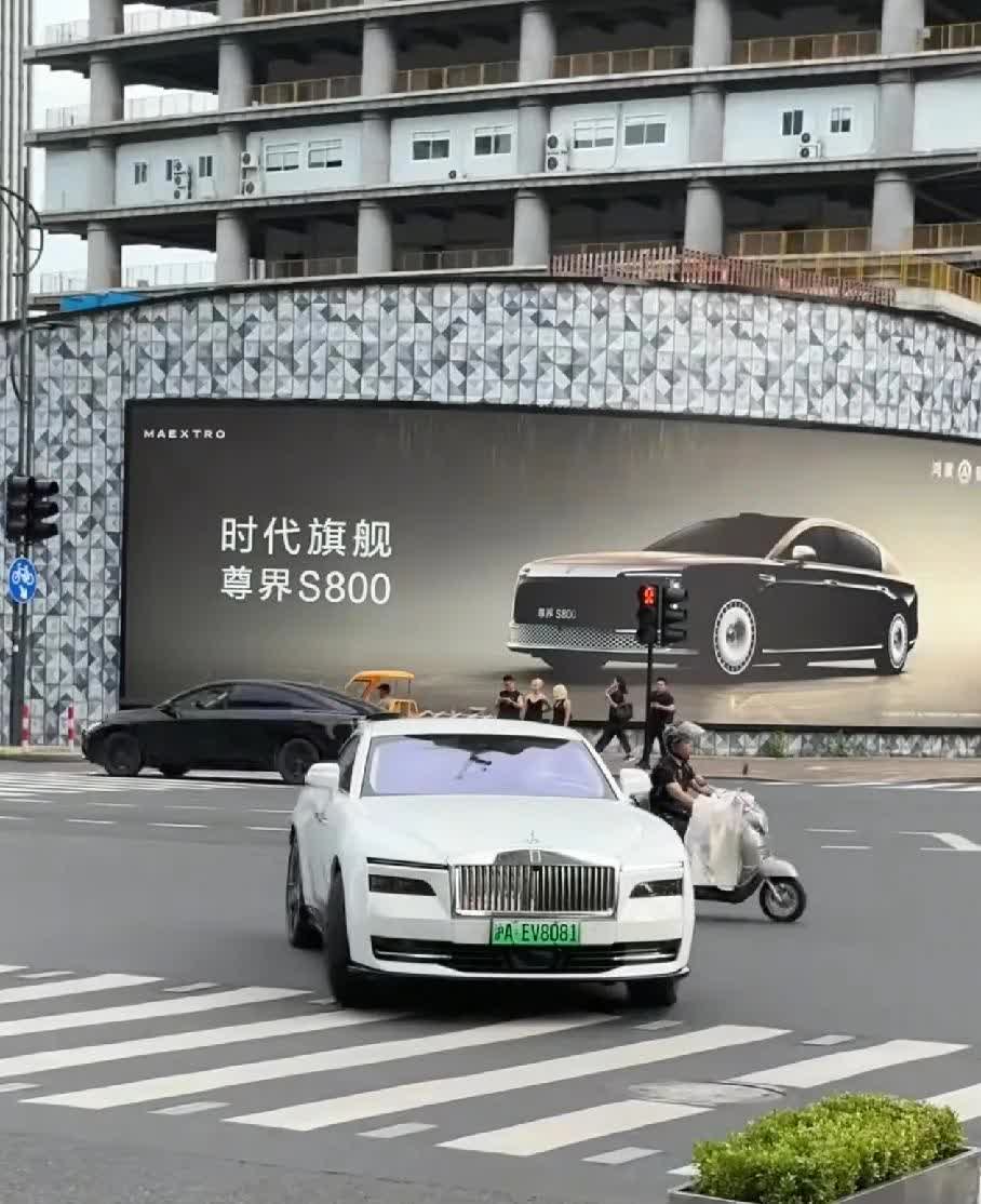 尊界S800，最精准的广告投放，劳斯莱斯经常出现的地标路口，杭州万象城，闪灵纯电