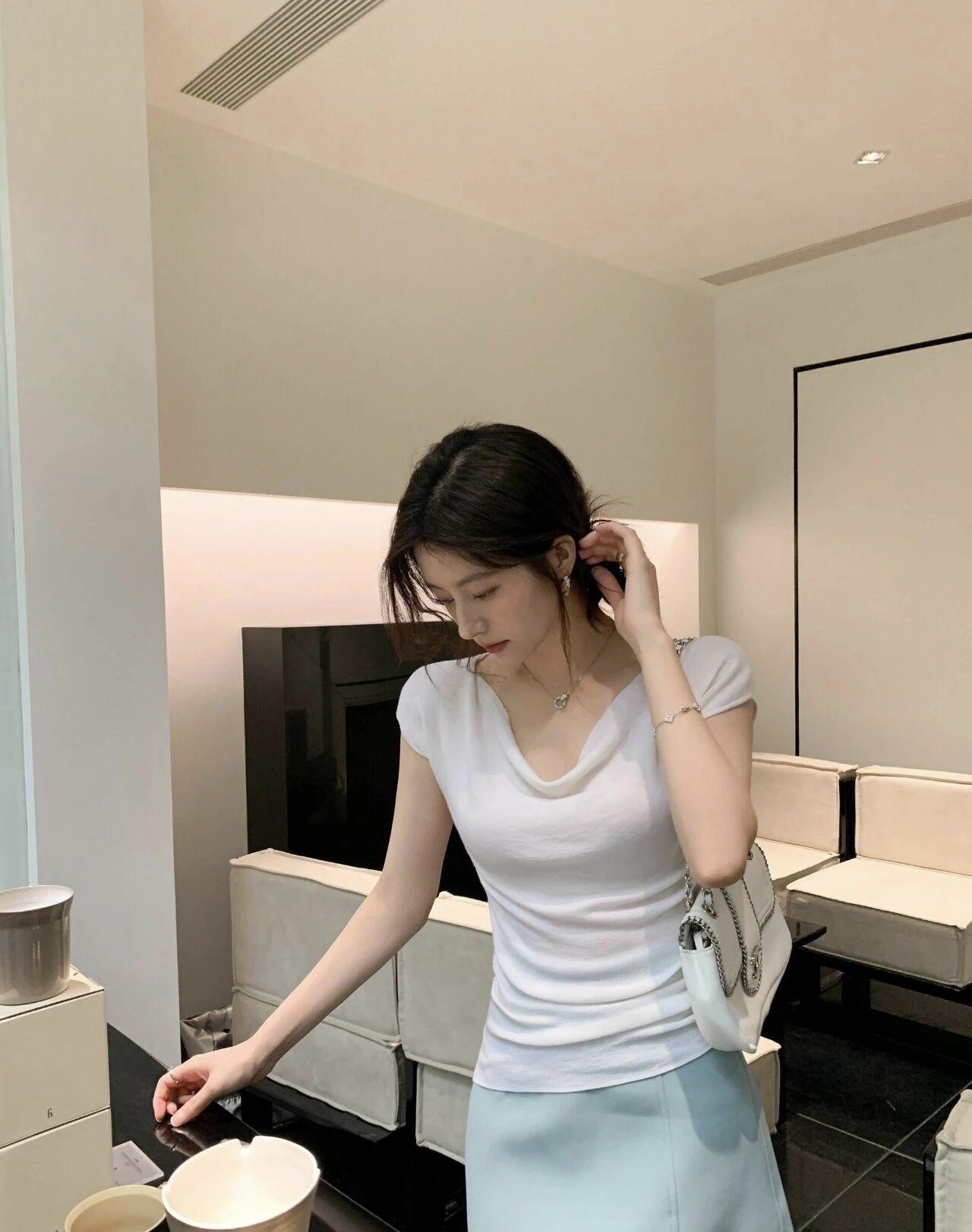  日常的温柔时刻，在简约穿搭里藏着松弛的美好