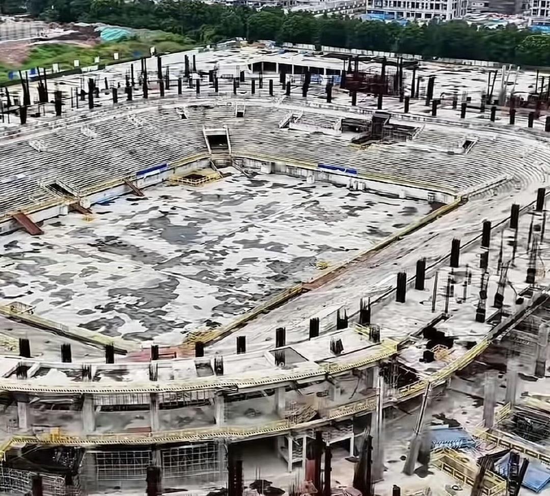 还记得许家印宣布建设的恒大莲花足球场吗？图二是设计图许家印和恒大的现状如何