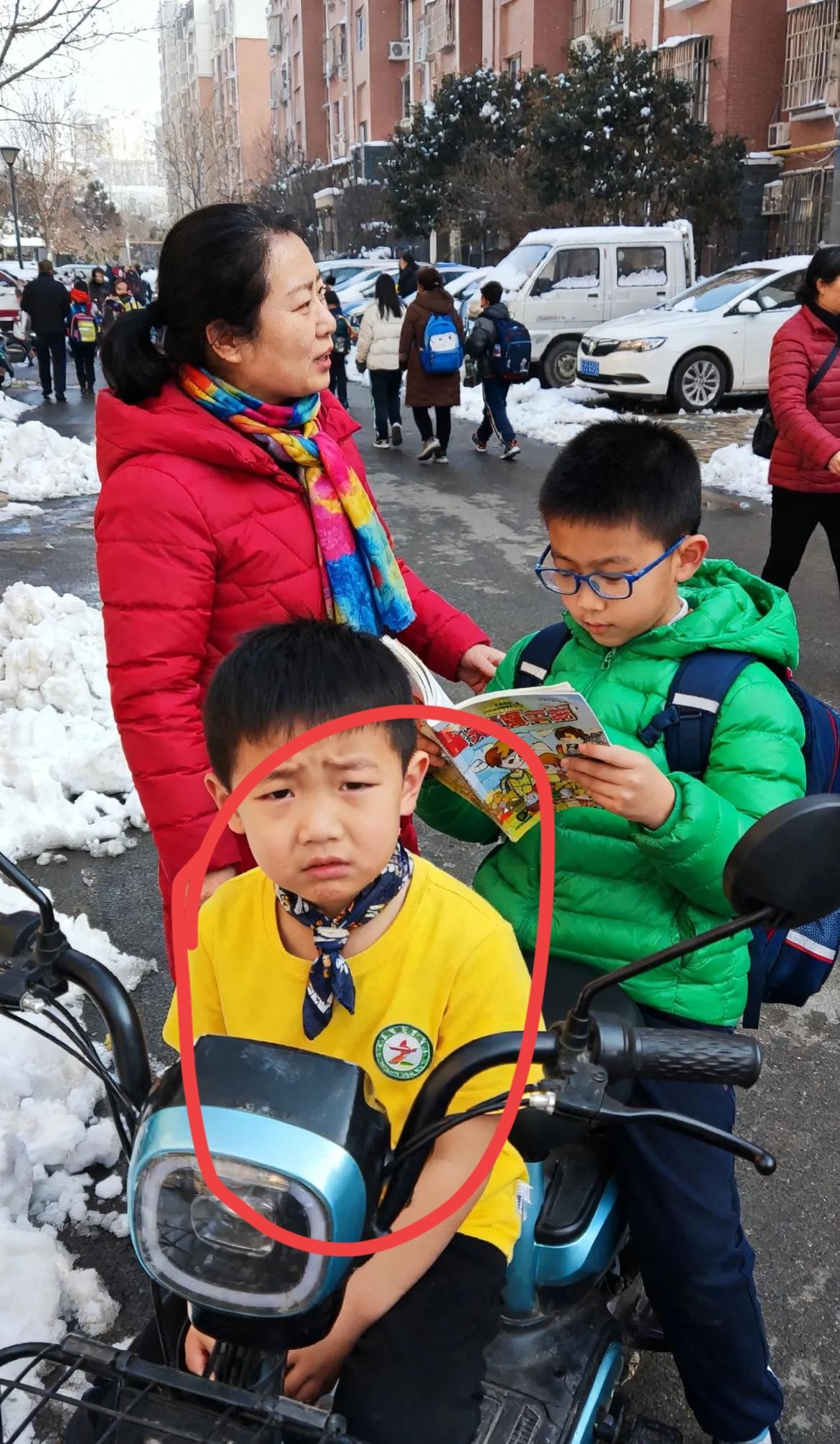 今天看到一个妈妈，带着两个孩子上学，小的穿着羽绒服，大的穿着短袖当时差