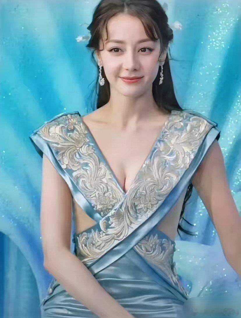迪丽热巴芭比粉妆容+油腻海藻头，谁看了不摇头？​​​