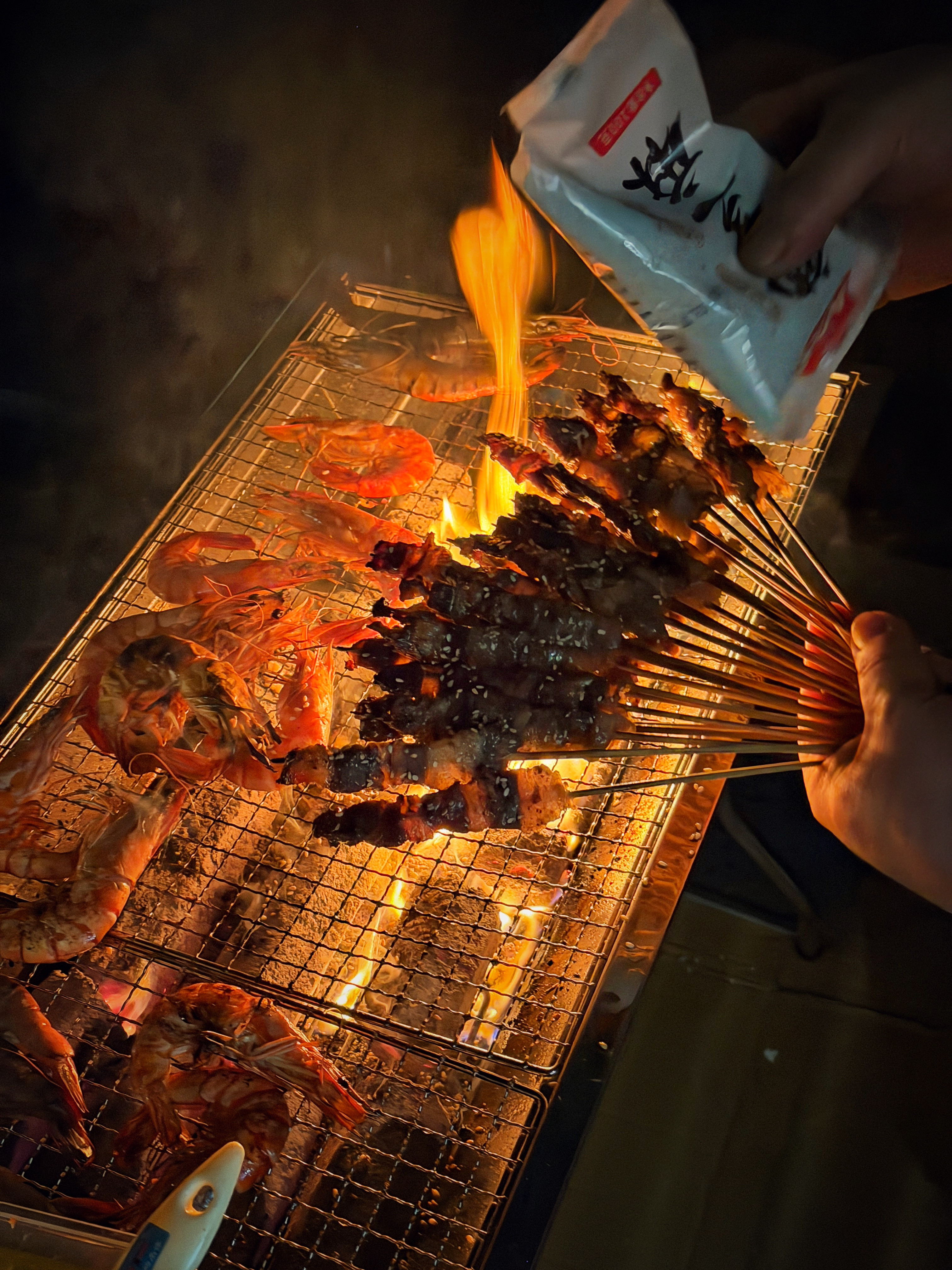 昨天家里来了些朋友，还整了点烤肉🍖🦀，Very香欣哲频道