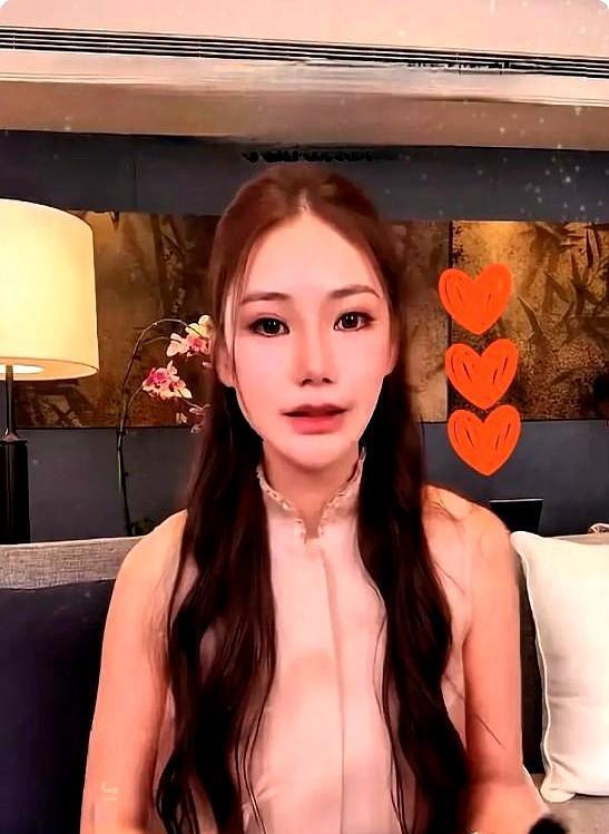 马筱梅说：“我几乎是每个星期都要飞一次苔北，因为要照顾四个孩子。”现在大女儿和