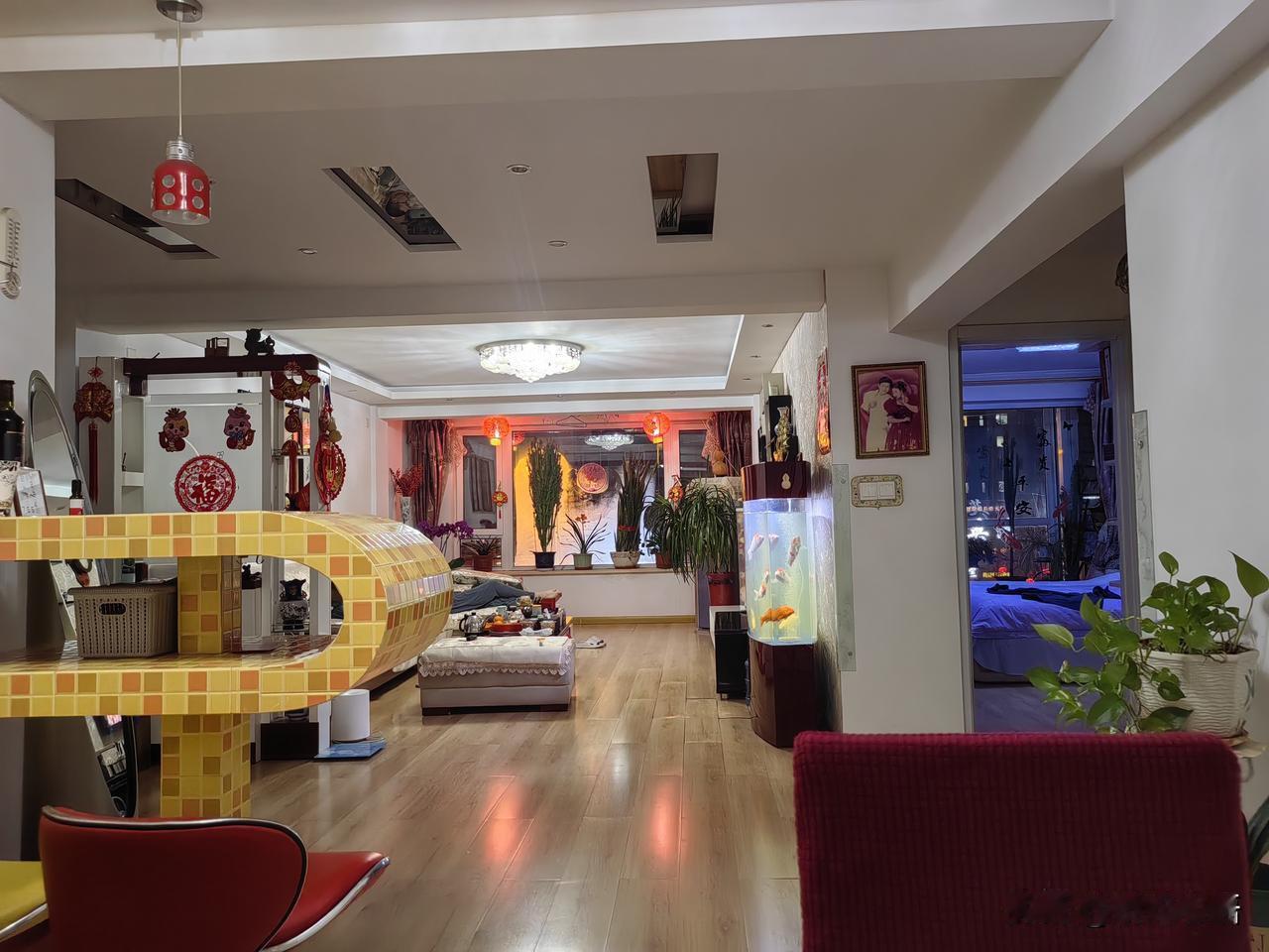 今天儿子一个人回来过年，儿媳妇没来，我心里挺不是滋味儿的。我儿子一年就回一次