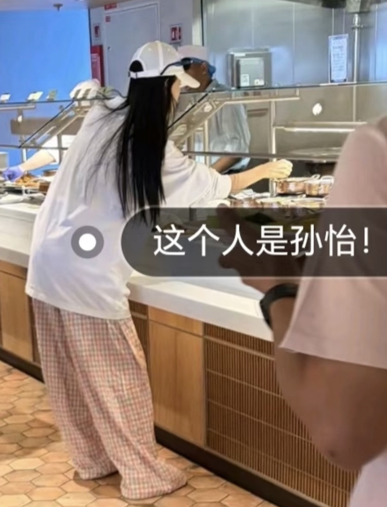 偶遇33岁孙怡坐游轮旅行，穿着睡裤现身船舱大厅里拿小蛋糕，还在电梯内吃雪糕，离婚后生活更惬意了。8月