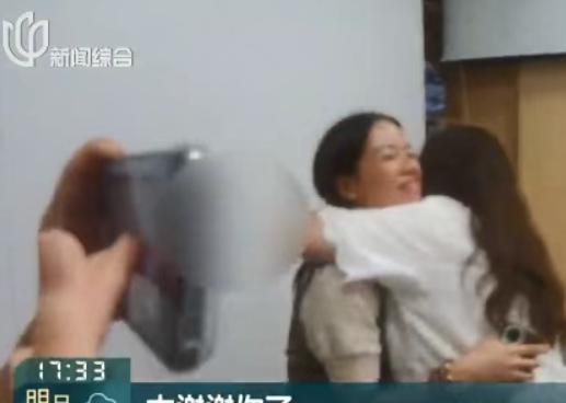 "有钱就是任性！"上海一女子在高铁站上厕所时，突然发现厕所隔间挂着一个袋子，打开