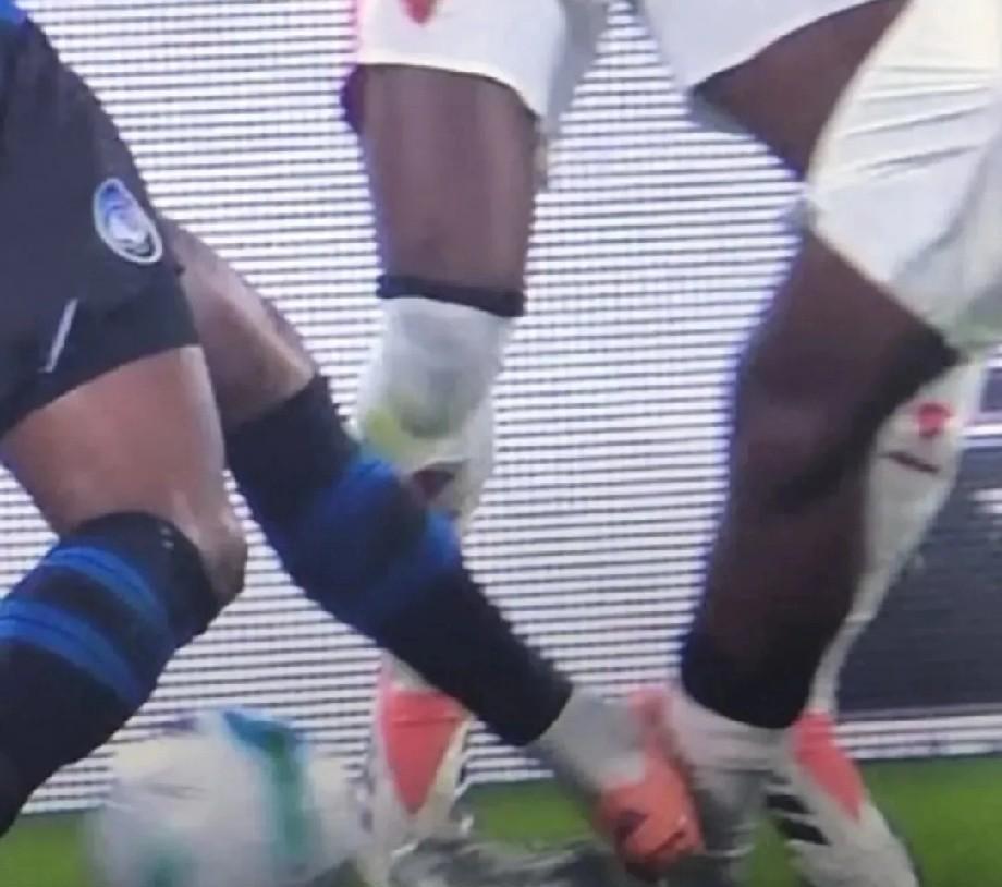 AC米兰抗议误判,反噬来了!本轮AC米兰客场被亚特兰大逼平,一些AC米兰在社交媒