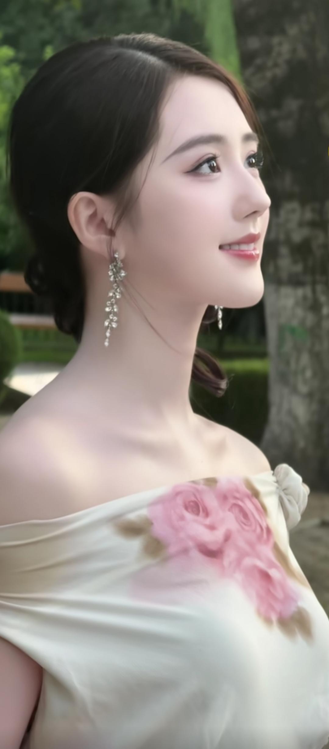 优雅气质，粉色玫瑰裙，自然光下闪耀。