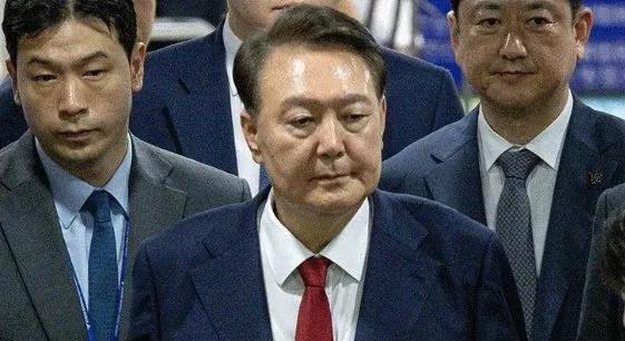 一夜醒来，尹锡悦终于被关进了牢房！中新网7月10日电据韩联社报道，韩国前总统