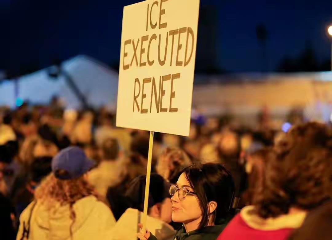 出大事了，大批美战机轰炸，特朗普刚下令，美后院起火当特朗普的命令下达，大批战机