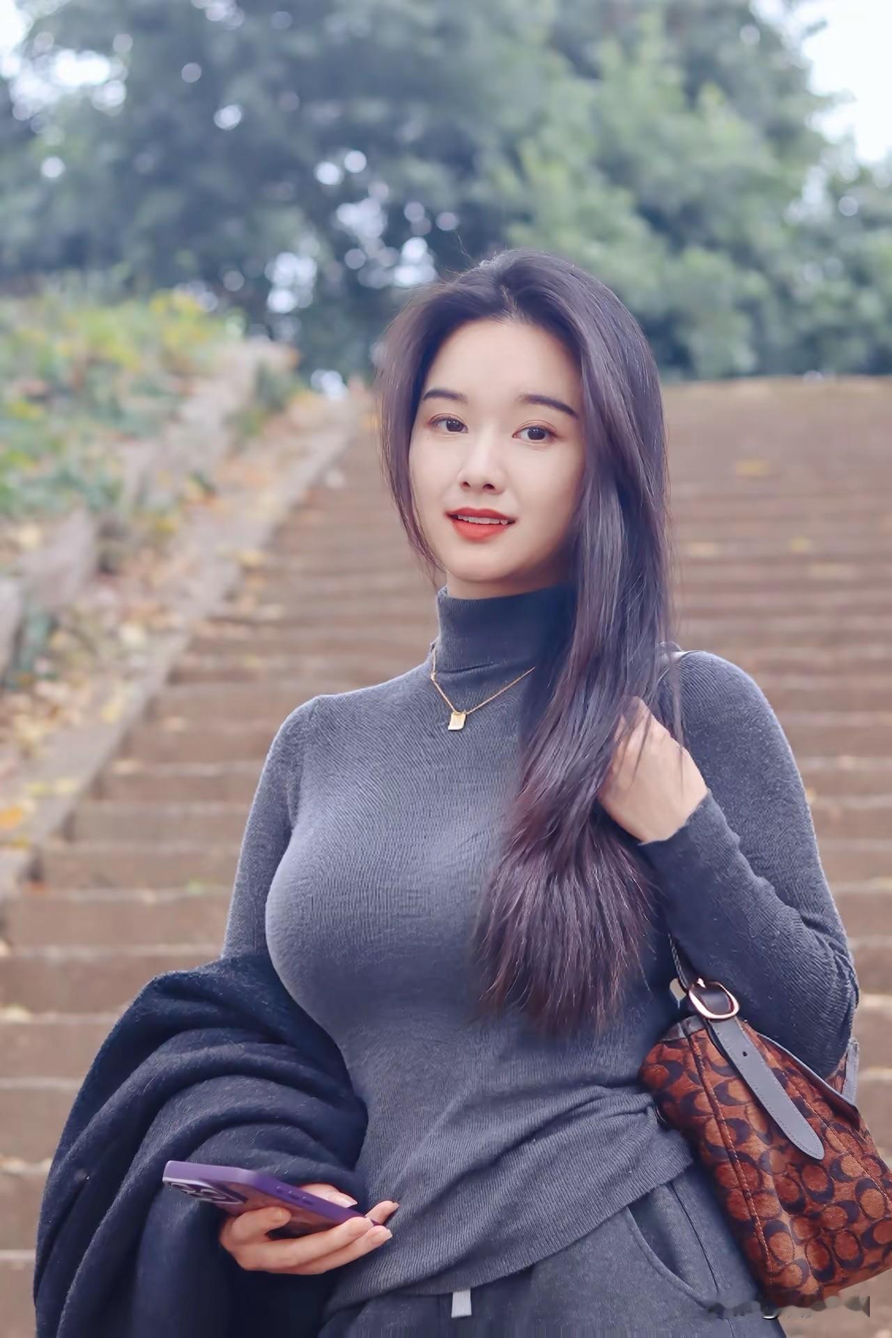 七绝《秋阶偶遇》长阶落叶染秋光，笑靥温柔带露香。莫道人间无绝色，一回凝