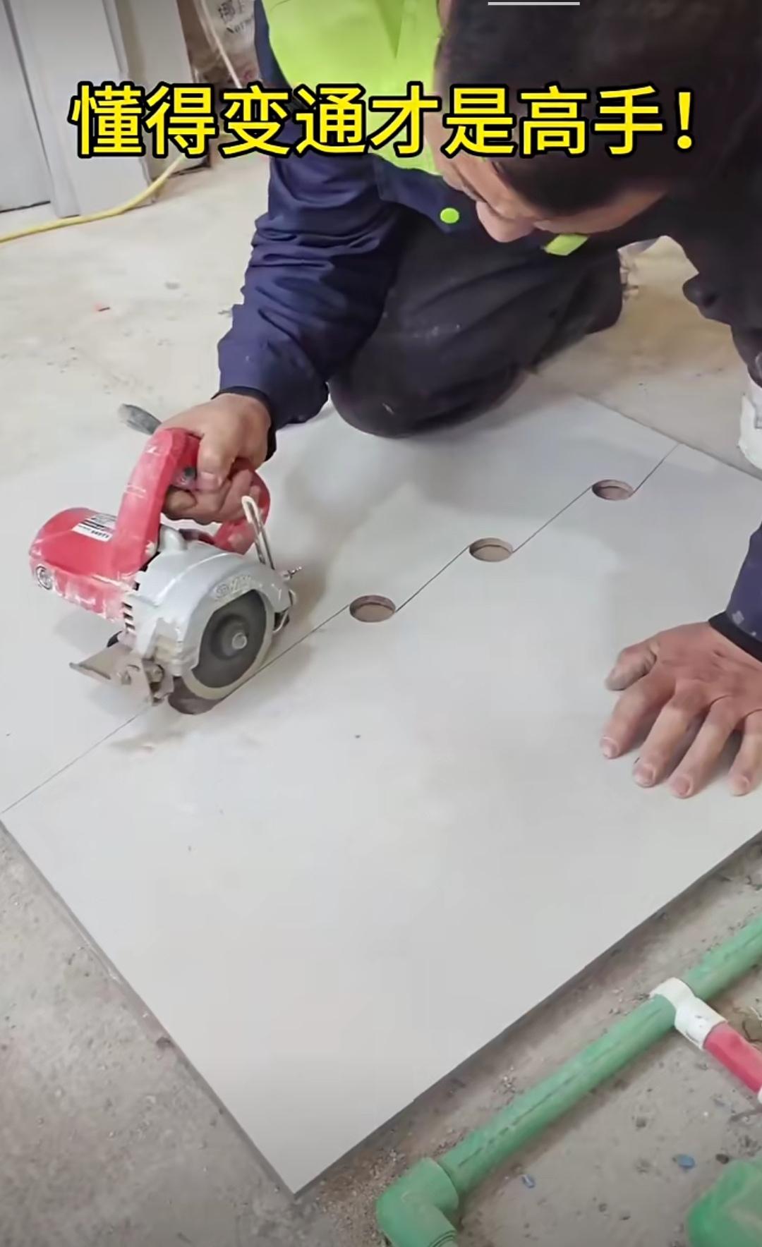 面对复杂墙面，施工时懂得灵活变通，方能让贴好的瓷砖面更添光彩！瞧瞧画面中的场景