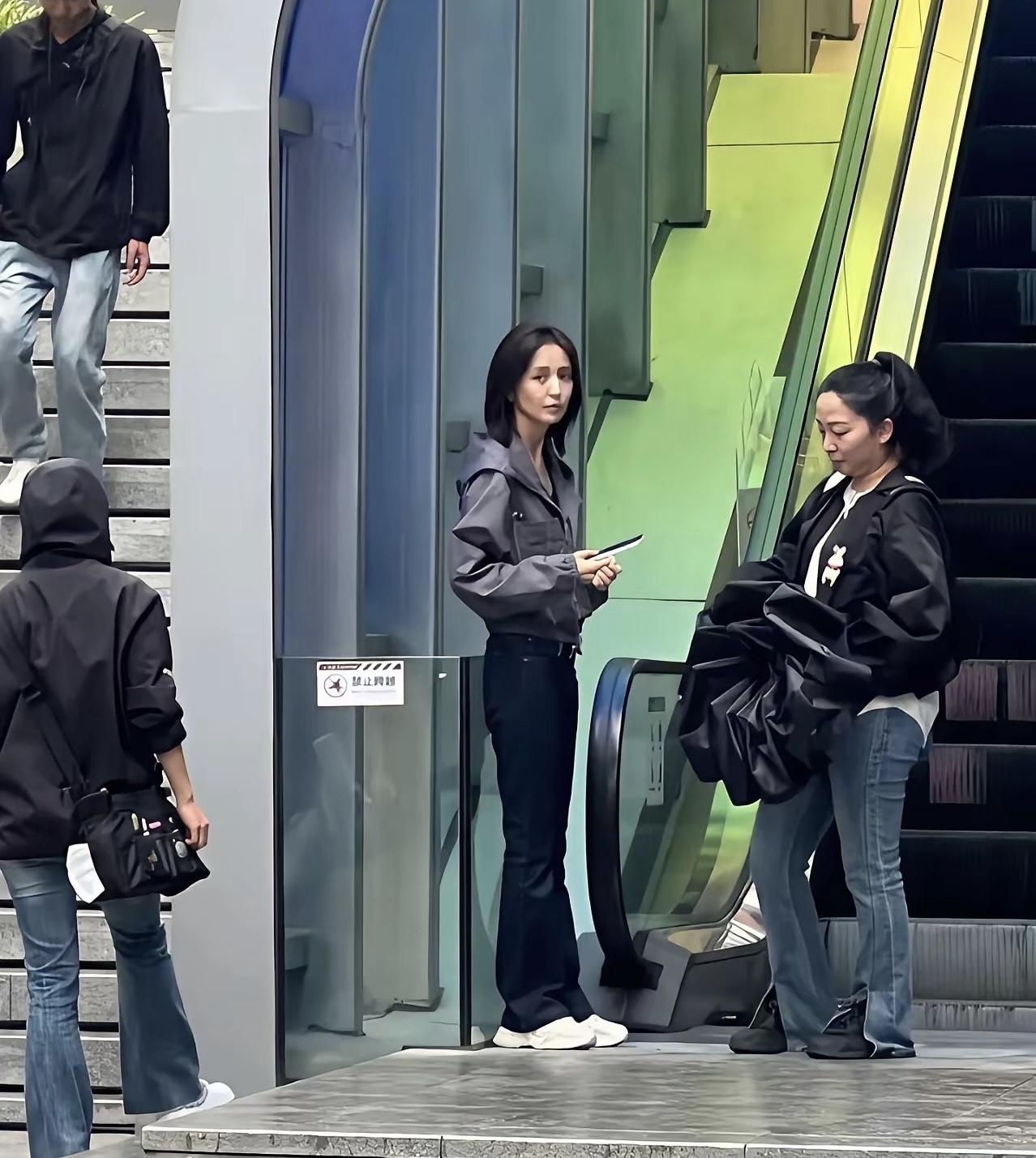 惊呆了，电视上那么好看，真人皮包骨了[笑着哭]