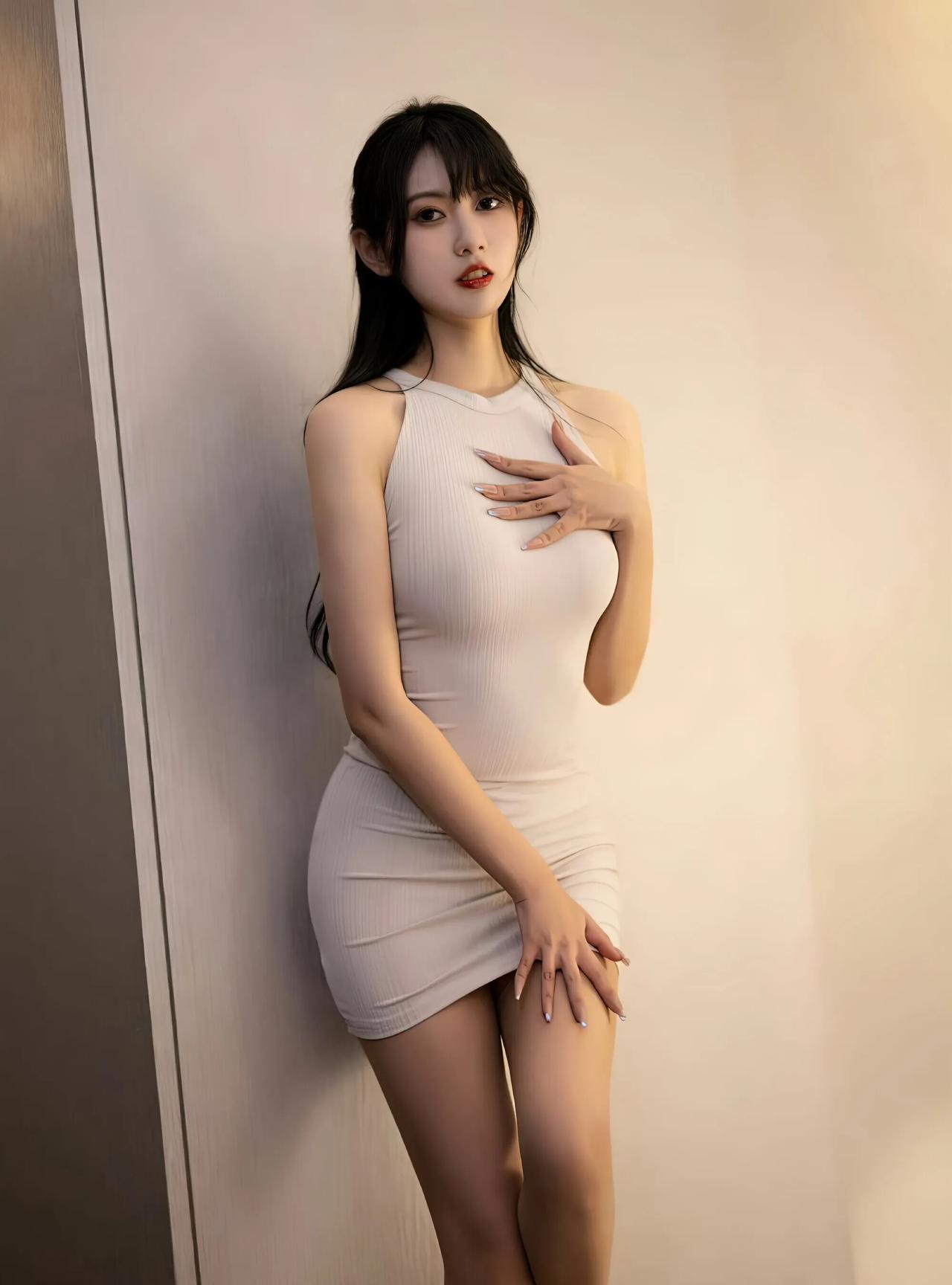 林子遥：一袭纯色包臀裙，高跟鞋加持，时尚吸睛度直接拉满