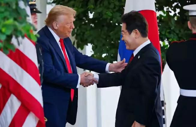 特朗普恐怕日子不会太长了，看看他的手成什么样子。白宫说是他握手导致的，这怎么可能