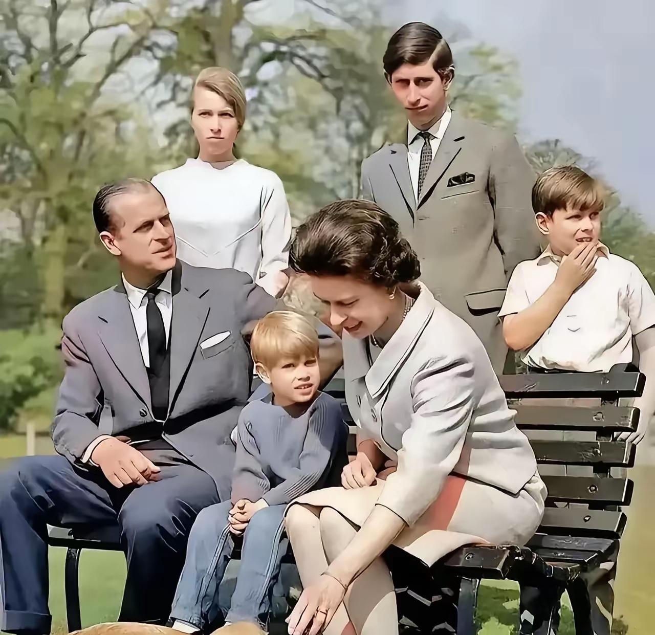 不同于其他兄弟姐妹，查尔斯似乎，就没有开心过！不知是长相还是其他问题，镜头下的