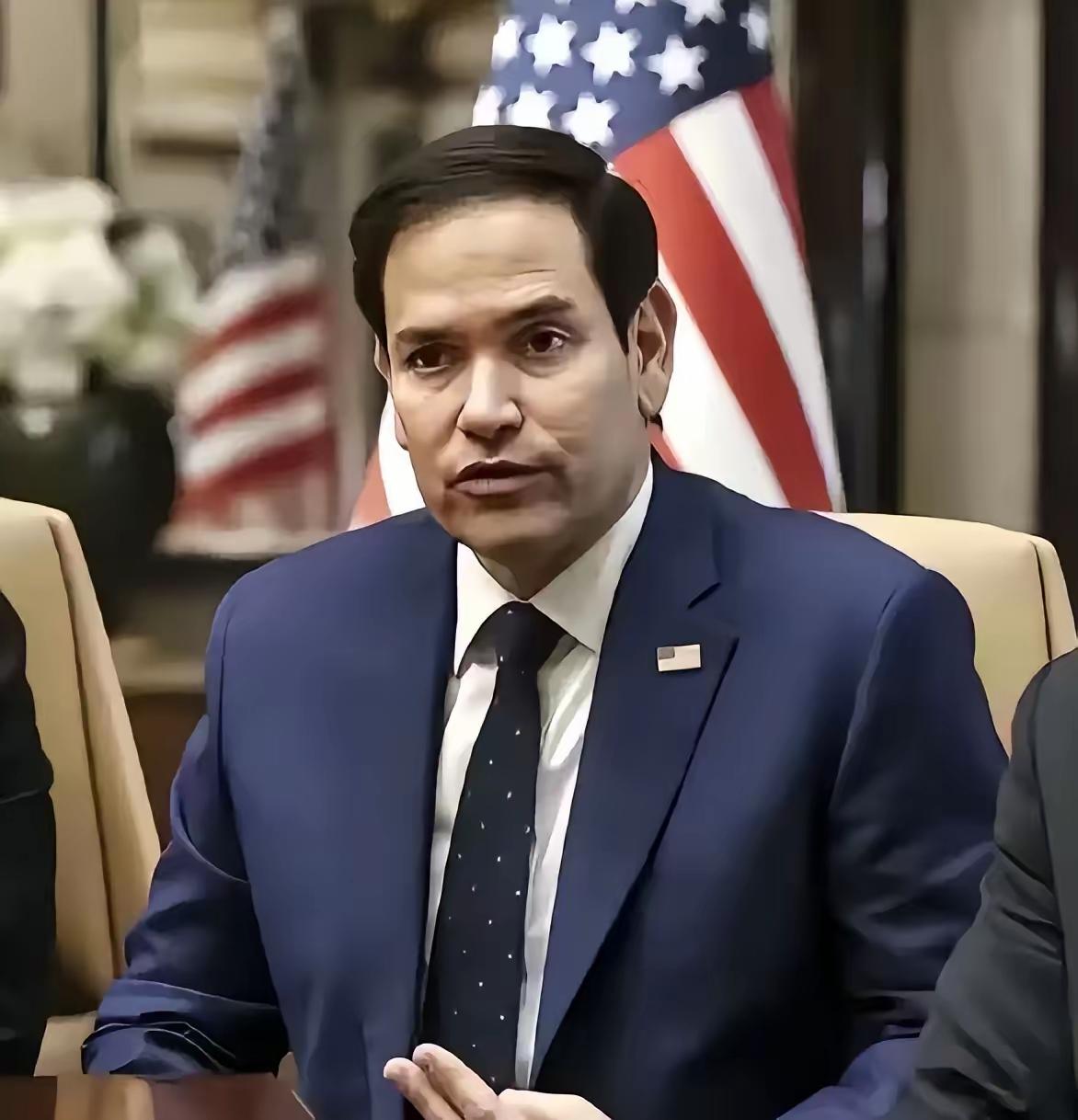 全网炸锅！美国政坛最荒诞一幕，藏着最露骨的权力臣服。最近美国社交平台疯传一张