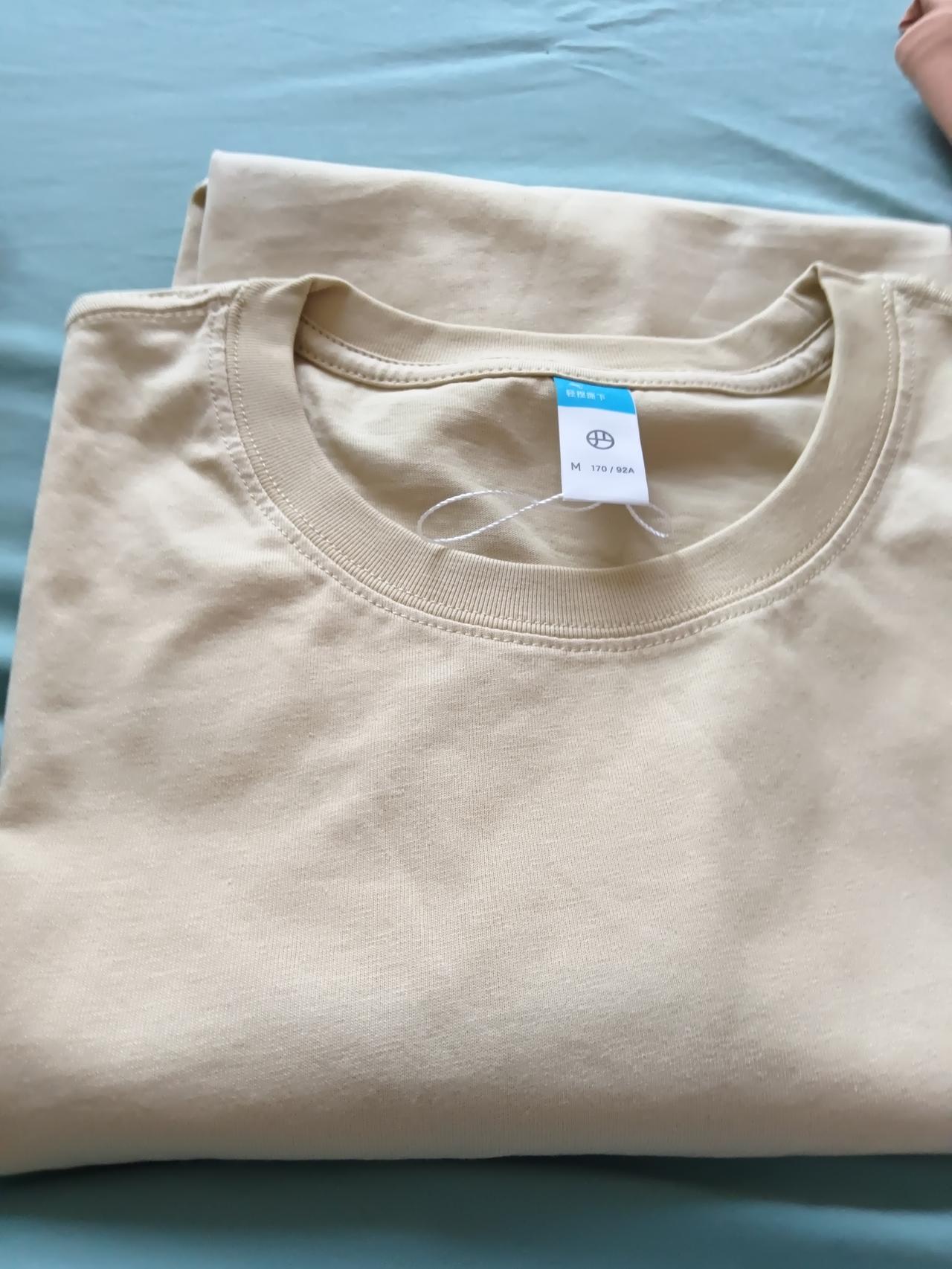 儿子给新买的T恤，防晒衣包装完好，准备试穿！👕💕穿上孩子给买的衣服心里甜甜的