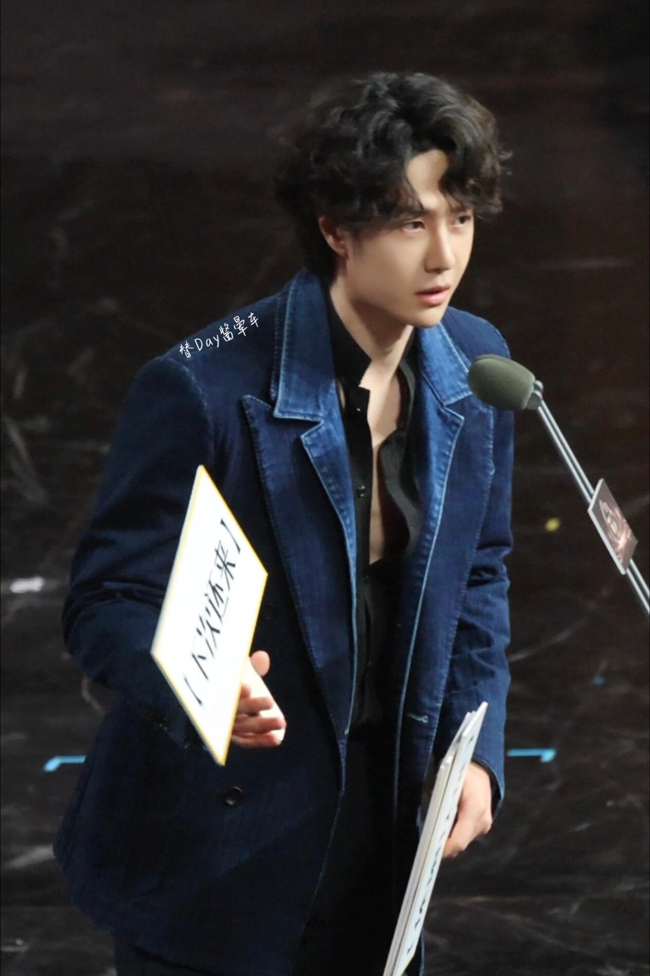 第二张那机智的小眼神，被阔爱到，是在发现了主持人漏cue流程那里吧，下一秒王一宝