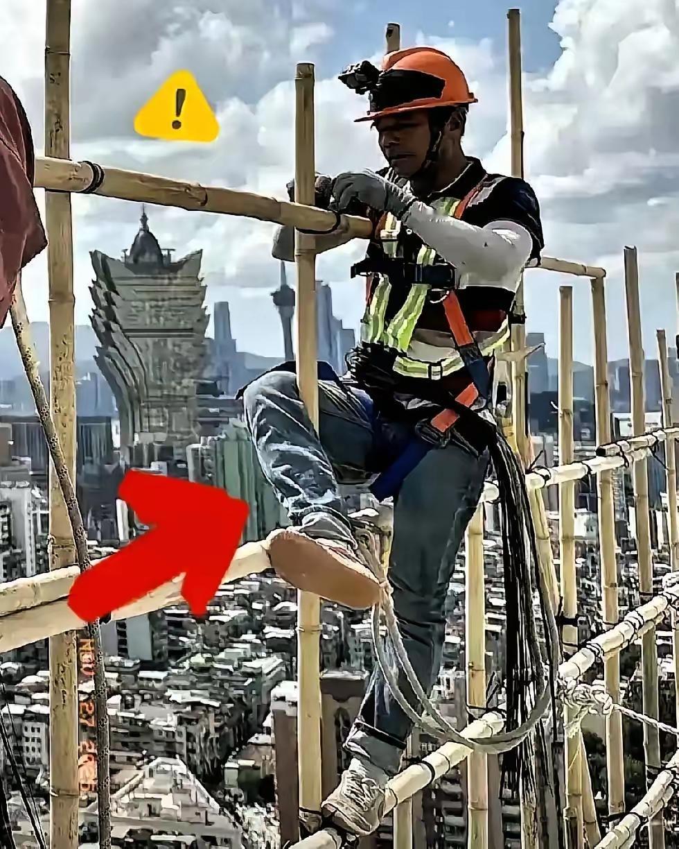 香港工地为何执着竹棚？不是省钱，而是这层深层逻辑在内地建筑工地清一色钢制脚