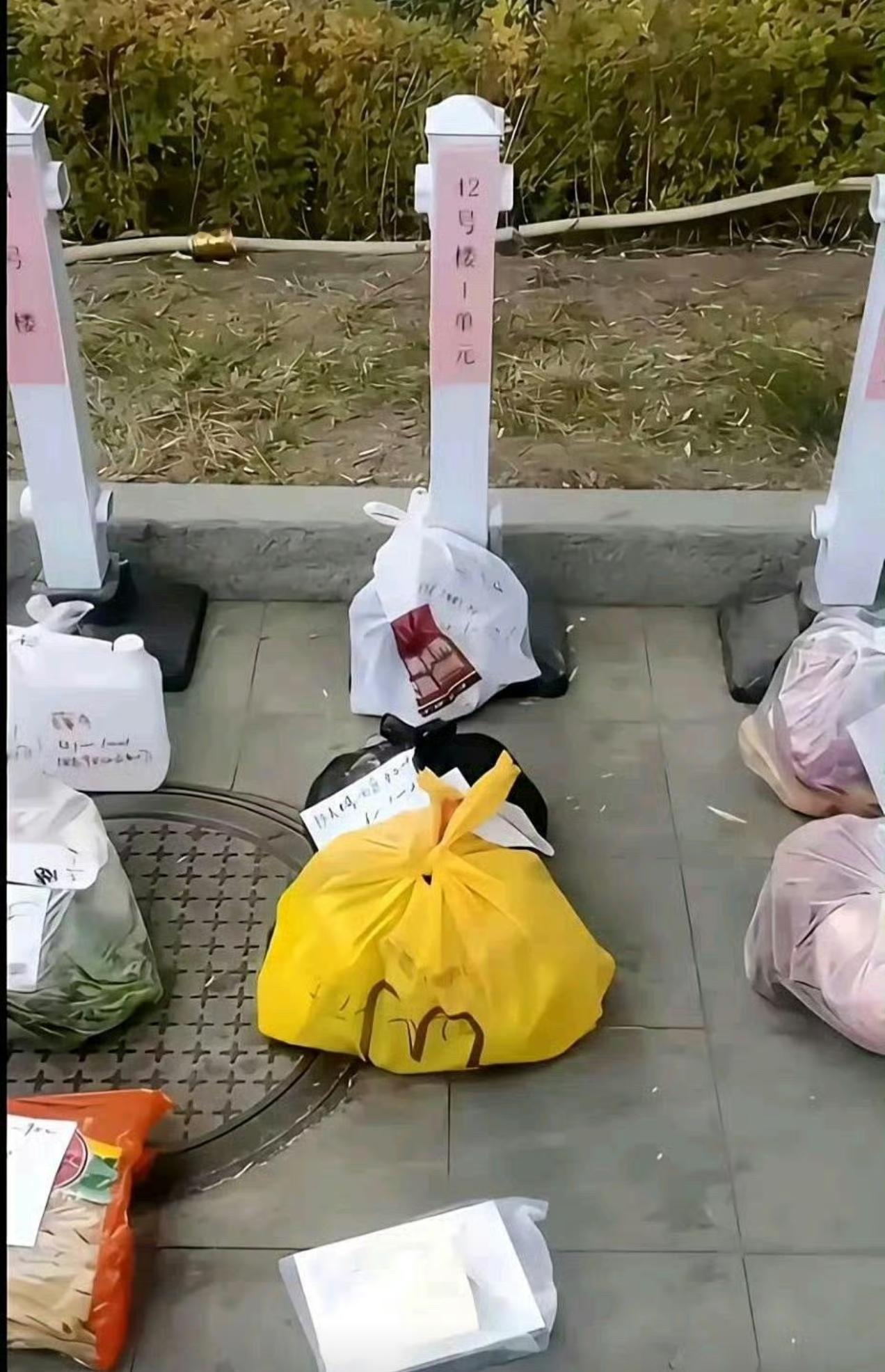 物业这样好吗？不让外卖进小区，把业主当父母一样供着？