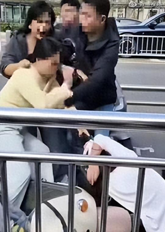 成都宝妈当街伤人后续，警察已经介入，不少细节被扒出来，她现在在当地很难立足 