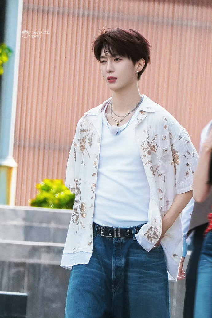 范丞丞白到在发光饭拍范丞丞奔跑吧14路透，简直清纯男大，扑面而来的清新，是夏天的