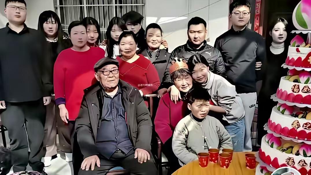 初三，大衣哥新婚女儿朱雪梅与老公。说人家没家教的，你拿出一个新媳妇、新女婿在亲戚