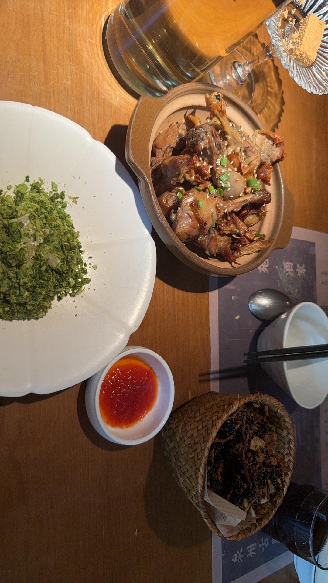 我有个朋友小丽，每天雷打不动吃三顿，她说少一顿就心慌。而我呢，最近尝试了“轻断食