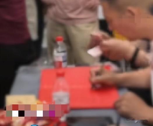 近日，陕西西安的小李刚办完婚礼去银行存礼金时，工作人员发现一张100元假币，当场