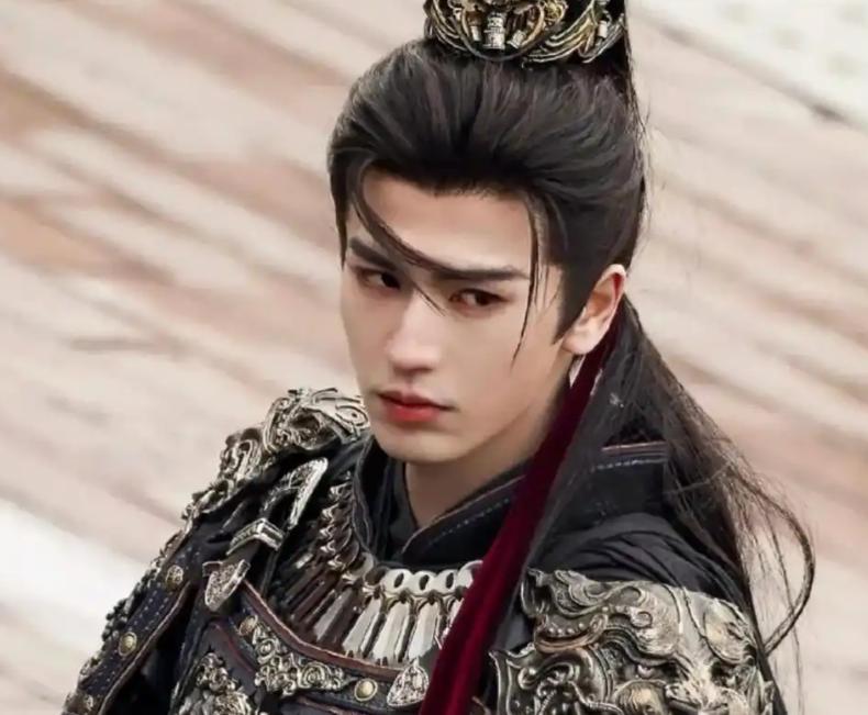粉底液将军这事儿，闹得有点离谱了。张凌赫在古偶剧《逐玉》里演少年将军谢征，妆容
