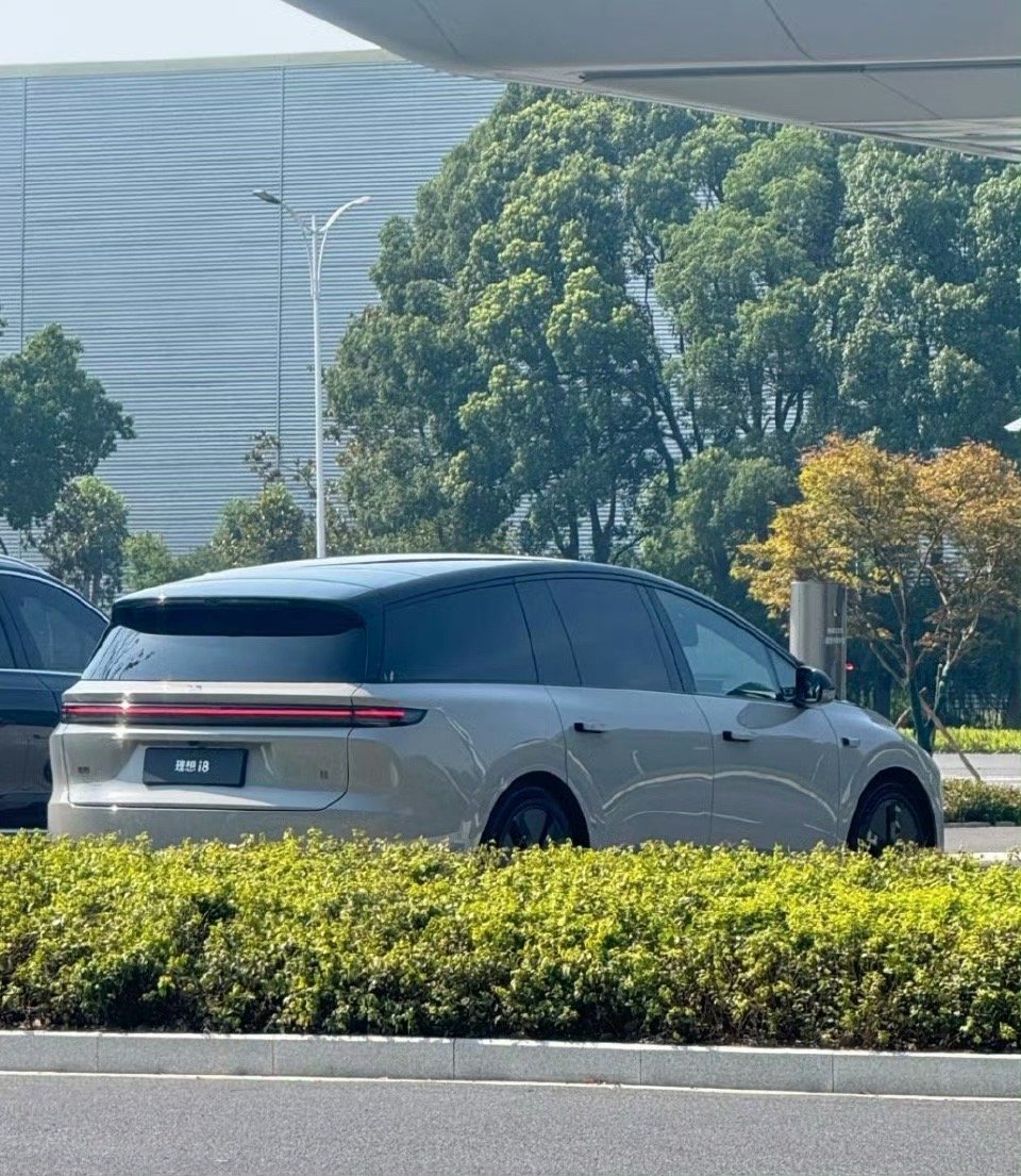 理想i8这个角度绝了，越看越喜欢，建议其他车企忍住别抄[doge]短时间这种形态