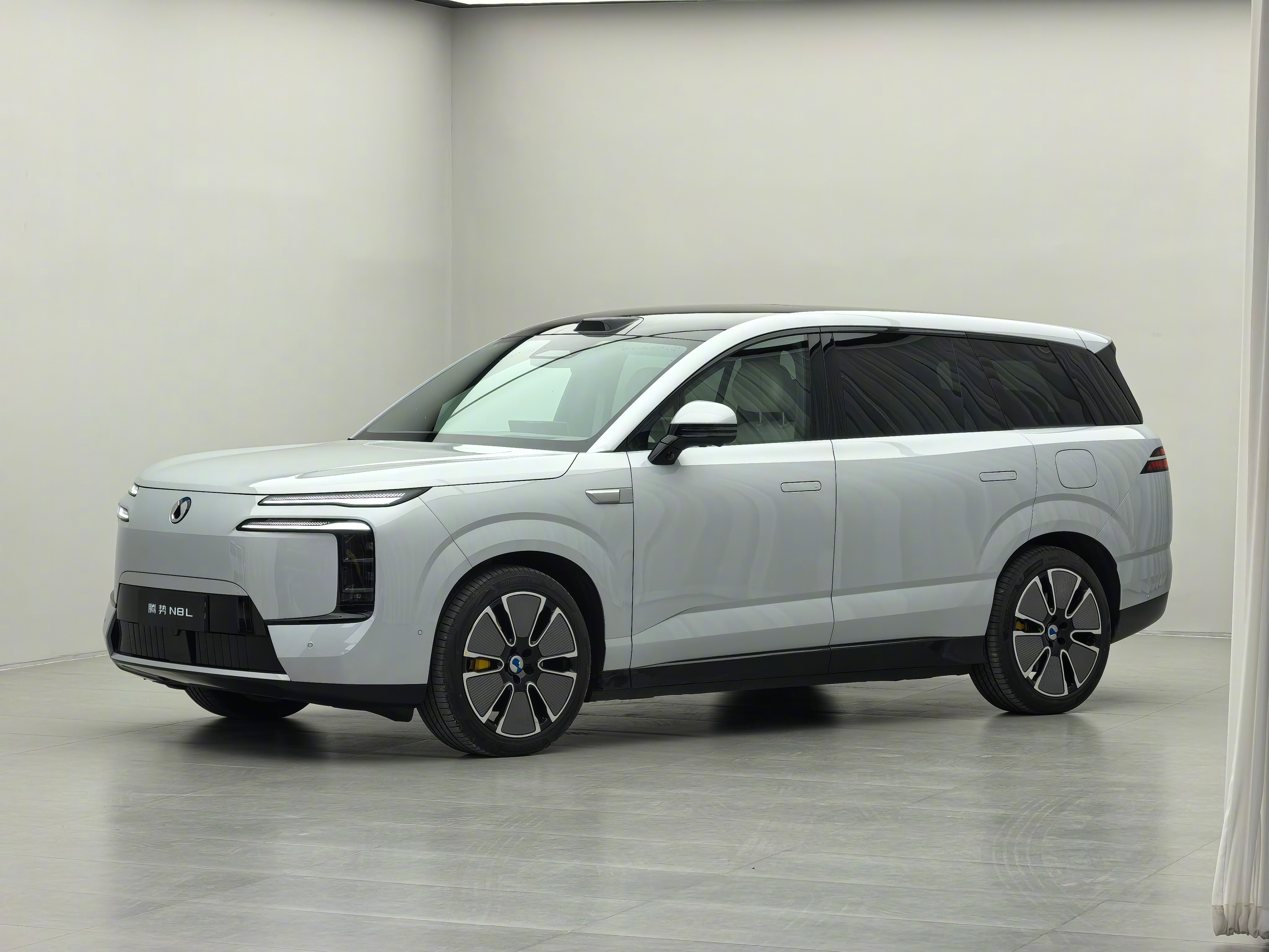 腾势N8L，5.2米长，30-33万，也老猛了，2.0T三个电机，光电机就560