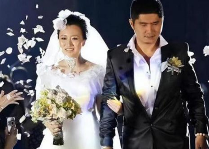 10亿总裁为追星二代豪掷法拉利，婚后却住进岳父老破小：豪门赘婿的另类幸福