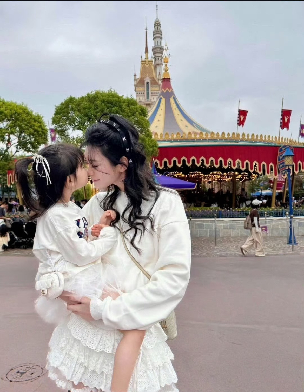 #奚梦瑶给女儿买了可爱版菜篮子#这就是赌王家小公主的童年。有钱人家的日常罢了。奚梦瑶分享购物日常，一