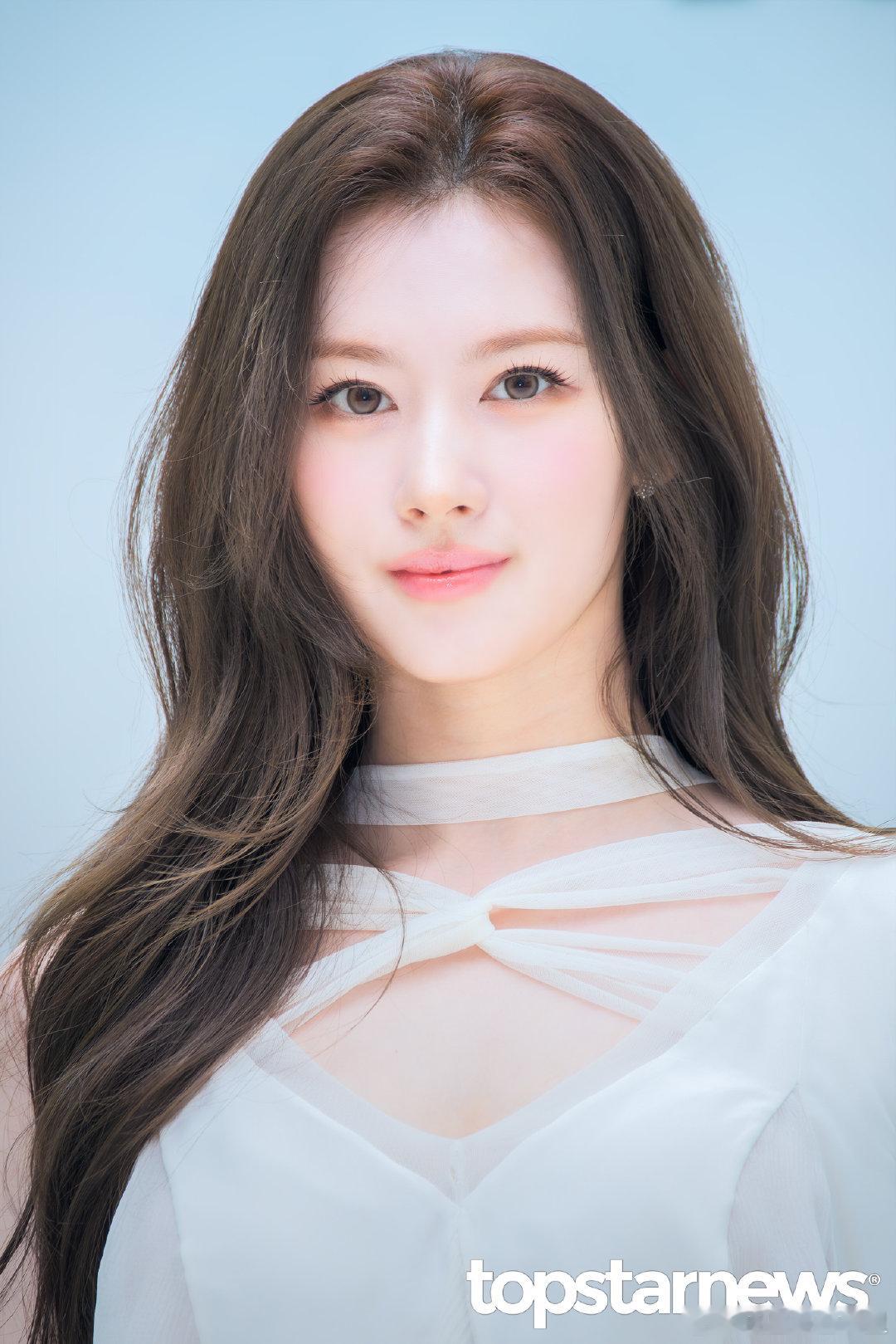 SANA清爽姐感的神谁能扛住SANA这组生图暴击！SANA新闻图也美得权